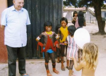 don mario pezzotti con i bambini