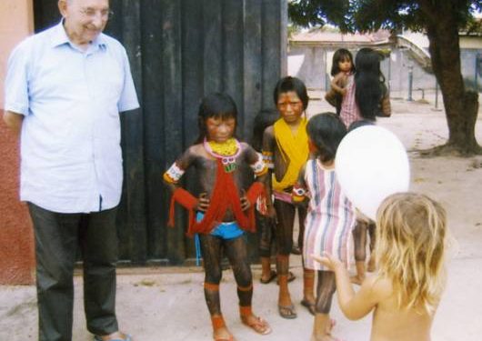 don mario pezzotti con i bambini