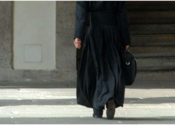 prete cammina fg.jpg 997313609