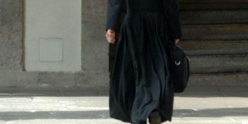 prete cammina fg.jpg 997313609