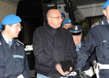 VI IT ART 17304 seppia poliziotti