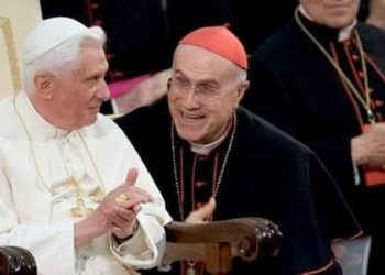 benedetto xvi bertone 1