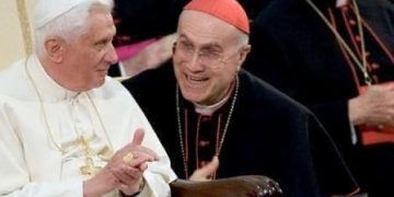 benedetto xvi bertone 1