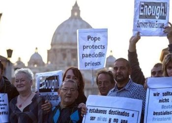 protesta vaticano contro chiesa pedofila2 1