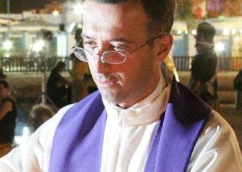 Don Vito Canto mentre impartisce la comunione 1