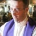 Don Vito Canto mentre impartisce la comunione