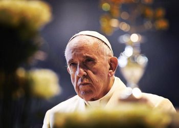 papa francesco pensa alla scomunica per mafiosi e corrotti
