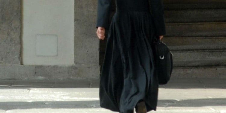 prete cammina fg.jpg 997313609