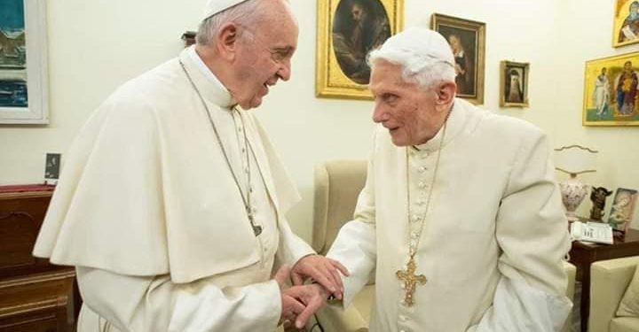 1545476895 bergoglio ratzinger