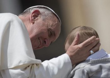 il tradizionale bacio ai bambini 1982195
