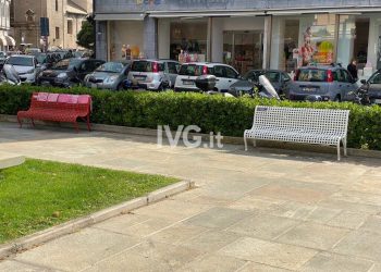 panchine tematiche panchina rossa bianca piazza giulio ii savona 807855