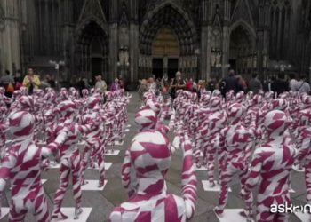 Manichini bambino davanti al Duomo di Colonia stop abusi nella Chiesa