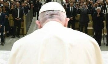 7655483 26173014 papa di schiena