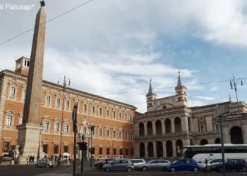 17125095501024px Roma Piazza San Giovanni in Laterano 2